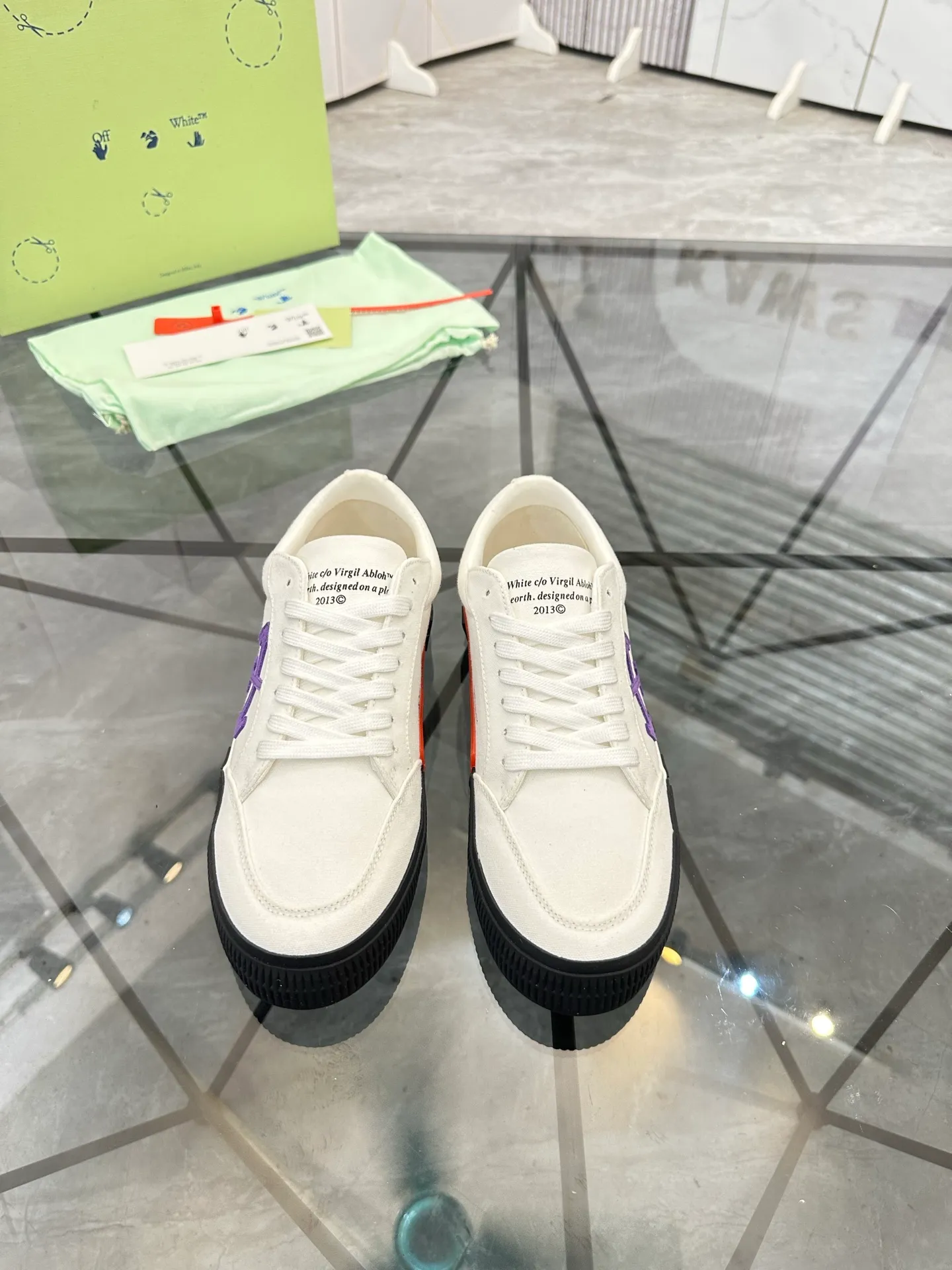 Selling men's shoes 💰: 💰P440¥ Product trademark: OFF WHITE *"OFF WHITE*" low-top casual shoes Regular size: 35-45 (can be customized to 46) Couple style Product materials: original material from the upper counter, breathable lining, original outsole. No.: H203